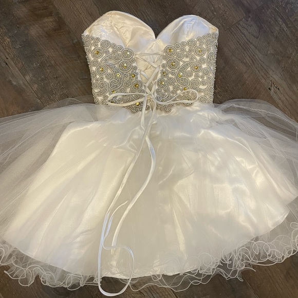 Sweetheart neckline white bejewelled strapless mini dress - Picture 4 of 4